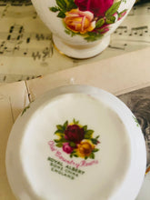 Load image into Gallery viewer, Royal Albert ‘old country roses’ trinket pot with fine bone china rose lid 6cm
