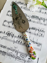 Load image into Gallery viewer, Aynsley china cake slice
