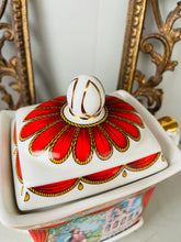 Load image into Gallery viewer, Sadler vintage teapot featuring Shakespeares Romeo and Juliet
