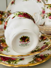 Load image into Gallery viewer, Royal Albert old country roses 21 piece teaset
