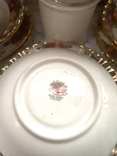 Load image into Gallery viewer, Royal Albert vintage old country roses Teaset for 6
