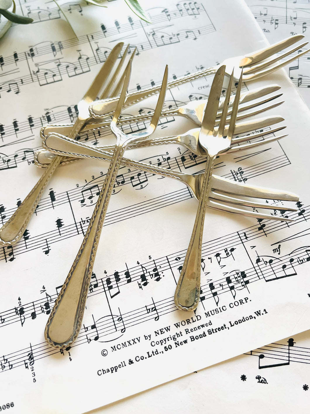 Set of 6 vintage silver plated cake forks and matching cake server (some slight age related wear to forks)