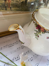 Load image into Gallery viewer, Royal Albert old country roses teapot Medium size 4-6 teacups
