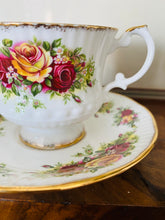 Load image into Gallery viewer, Elizabethan china vintage teacup and saucer set
