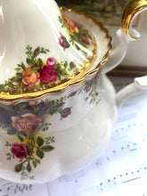 Load image into Gallery viewer, Royal Albert large vintage teapot 1962-1974 manufacture 6/8 teacup size
