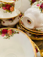 Load image into Gallery viewer, Royal Albert old country roses teaset for 6
