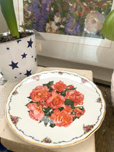 Load image into Gallery viewer, Royal Albert floral decorative plate
