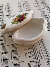 Load image into Gallery viewer, Royal Albert old country roses pill box

