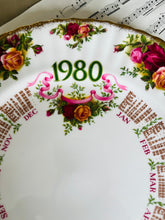 Load image into Gallery viewer, Royal Albert old country roses 1980s calendar plate 26cm
