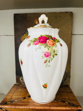 Load image into Gallery viewer, Large Royal Albert old country roses vase with lid
