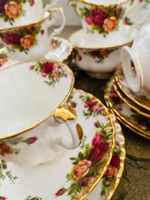 Load image into Gallery viewer, Royal Albert old country roses teaset for 6
