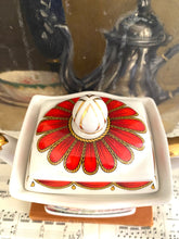 Load image into Gallery viewer, Vintage Sadler Teapot Romeo and Juliet
