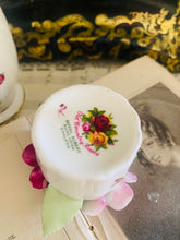 Load image into Gallery viewer, Royal Albert ‘old country roses’ posy pot
