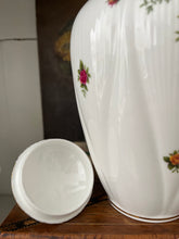 Load image into Gallery viewer, Large Royal Albert old country roses vase with lid
