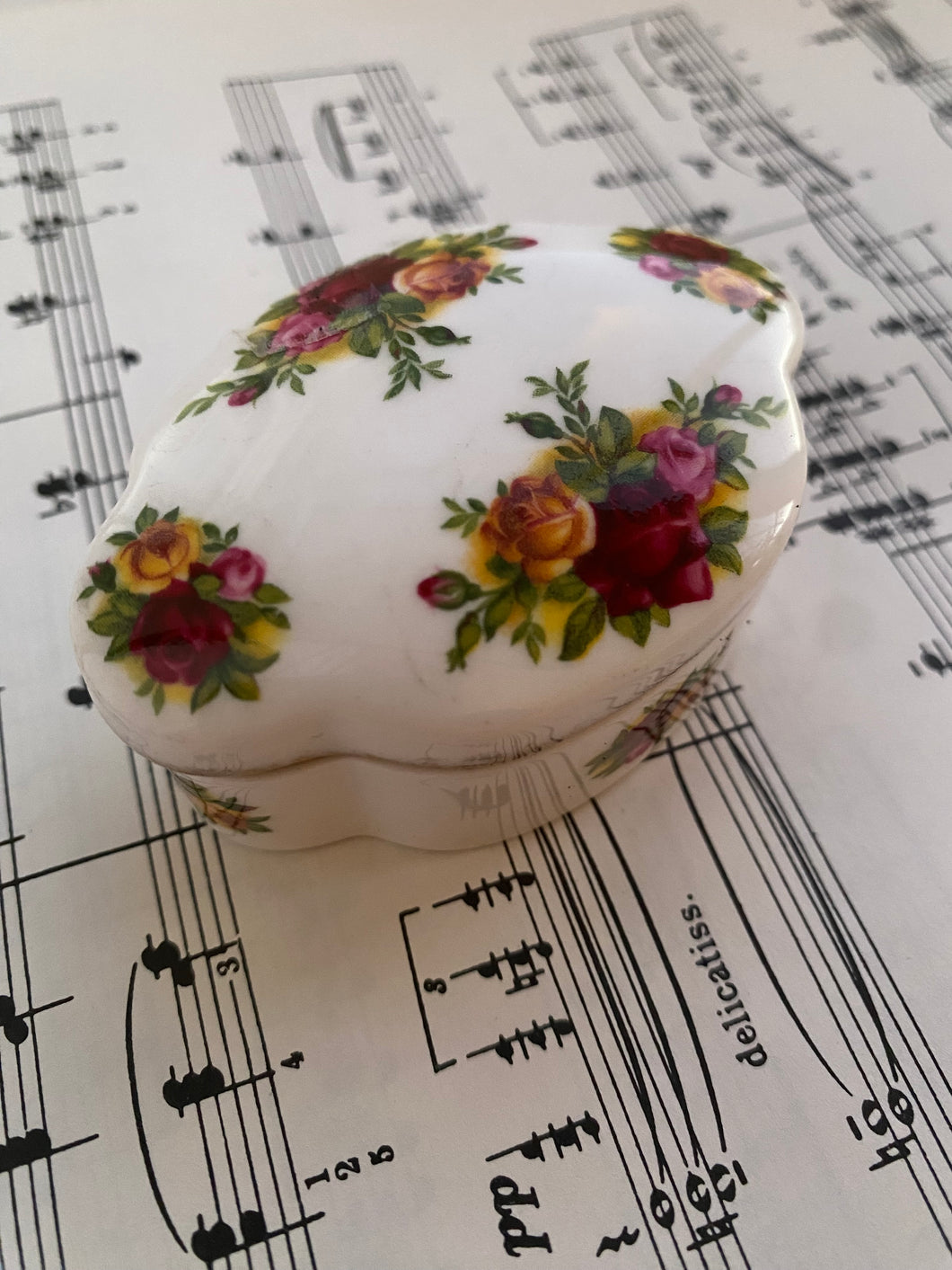 Royal Albert old country roses pill box