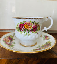Load image into Gallery viewer, Elizabethan china vintage teacup and saucer set
