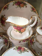 Load image into Gallery viewer, Royal Albert vintage old country roses Teaset for 6
