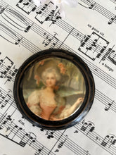 Load image into Gallery viewer, Original French vintage compact
