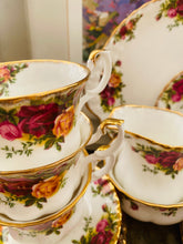 Load image into Gallery viewer, Royal Albert old country roses teaset for 6
