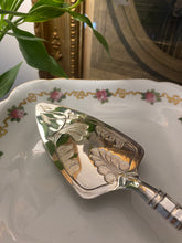 Load image into Gallery viewer, vintage silver plated cake slice in the Kings pattern
