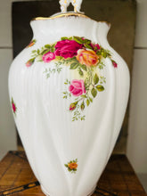 Load image into Gallery viewer, Large Royal Albert old country roses vase with lid
