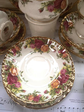 Load image into Gallery viewer, Royal Albert vintage old country roses Teaset for 6
