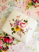 Load image into Gallery viewer, Royal Crown Derby fine bone china box ‘Posies pattern’
