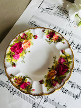 Load image into Gallery viewer, Royal Albert old country roses Ashtray
