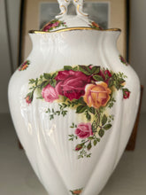 Load image into Gallery viewer, Royal Albert old country roses large vase with lid
