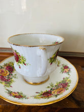 Load image into Gallery viewer, Elizabethan china vintage teacup and saucer set
