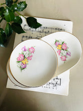 Load image into Gallery viewer, Vintage 1950s picnic set ( 1 sandwich plate and 4 small plates )
