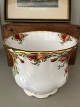 Load image into Gallery viewer, Royal Albert old country roses jardiniere 10 cm high
