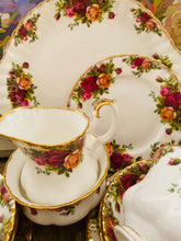 Load image into Gallery viewer, Royal Albert old country roses teaset for 6
