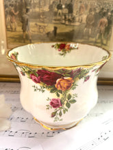 Load image into Gallery viewer, Royal Albert old country roses Jardiniere
