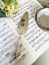 Load image into Gallery viewer, Vintage cake slice with silver plated handles
