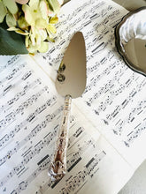 Load image into Gallery viewer, Vintage cake slice with silver plated handles
