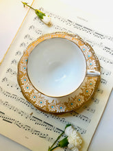 Load image into Gallery viewer, Vintage Roslyn china teacup trio
