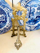 Load image into Gallery viewer, Vintage brass plate stand
